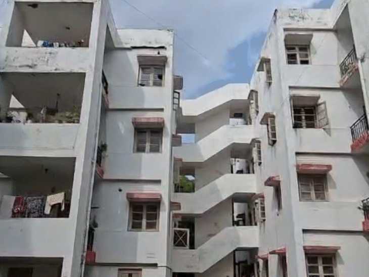 इसी बहुमंजिला इमारत में उर्मिला सेना अपने परिवार के साथ रहती थी