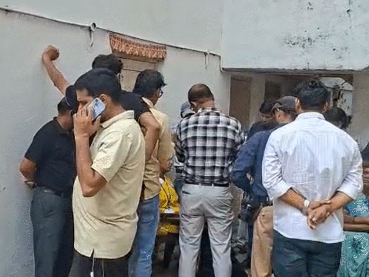 बच्चों के रोने की आवाज सुनकर आसपास के लोग वहां पहुंच गए