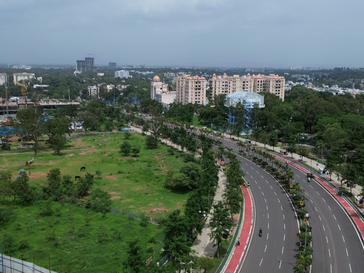 स्मार्ट सिटी क्षेत्र में कई प्लॉट खाली हैं। विधायक भगवानदास सबनानी का कहना है कि यदि इन भूखंडों का आकार कम कर दिया जाए तो व्यापारियों को बड़ी राहत मिल सकती है।