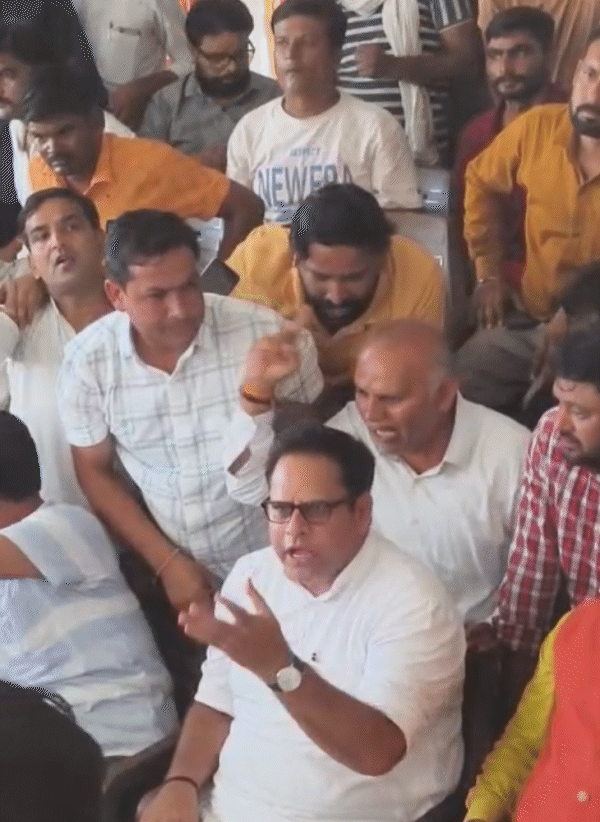 भाजपा के दतिया प्रभारी अभय प्रताप यादव शनिवार को दतिया पहुंचे। वह बात कर ही रहे थे कि कार्यकर्ता आशुतोष तिवारी 'मुरादाबाद' के नारे लगाने लगे।