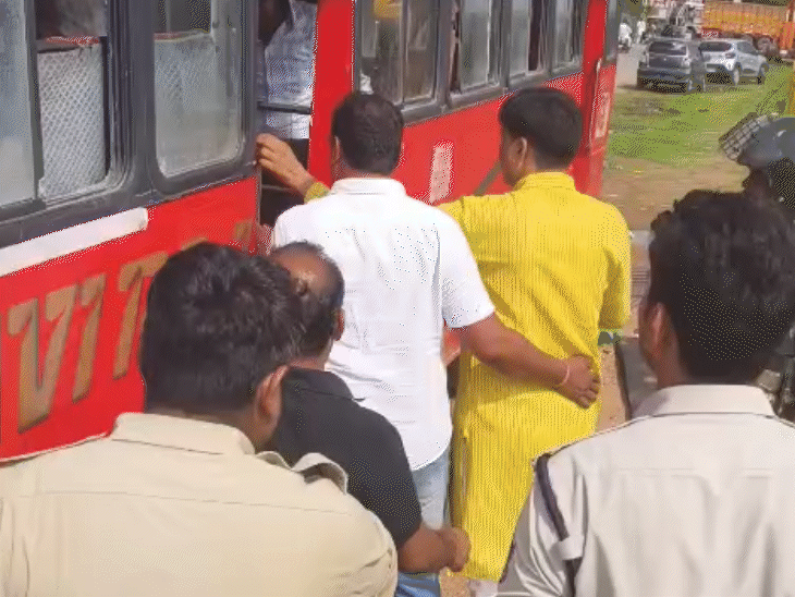 पुलिस ने कुछ कार्यकर्ताओं को हिरासत में भी लिया है।