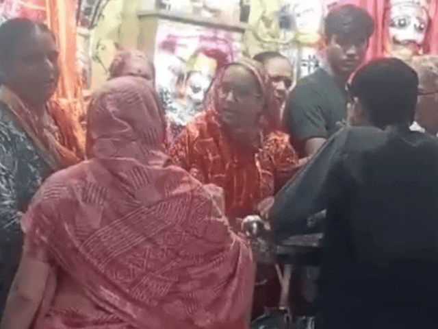 मंदिर में पूजा की बात को लेकर दोनो पक्ष आमने-सामने हो गए।