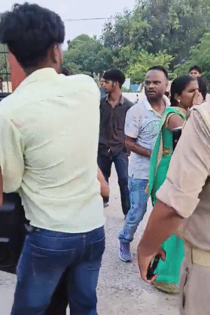युवती को गलत तरीके से युवक ने छुआ और मारपीट की।