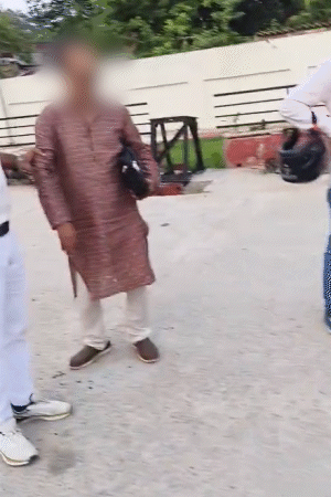 युवती के बीमार पिता बेबस खड़े रहे।