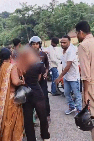 आरोपियों ने पुलिस से सामने से युवती को जोरदार थप्पड़ मारे।