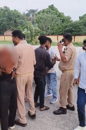 पुलिस के सामने ही आरोपी ने पीछे से युवती पर किसी भारी चीज से हमला किया।