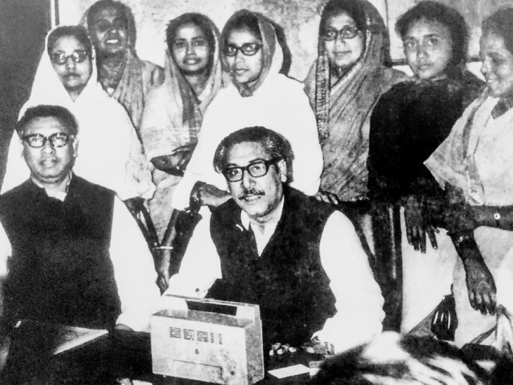 रेडियो पर पाकिस्तान के पहले आम चुनाव के रिजल्ट सुनते हुए मुजीब-उर-रहमान।