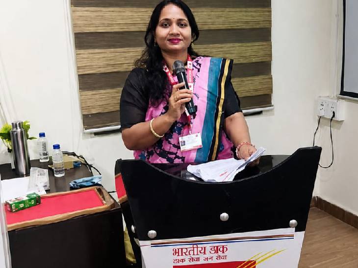 उर्मिला सेना डाक विभाग में डाक सहायक के पद पर कार्यरत थी