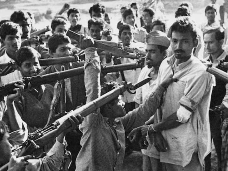 साल 1971, पाकिस्तानी एजेंट को पकड़कर पीटते हुए बांग्लादेश की आजादी के लिए लड़ रहे मुक्तवाहिनी के कार्यकर्ता।