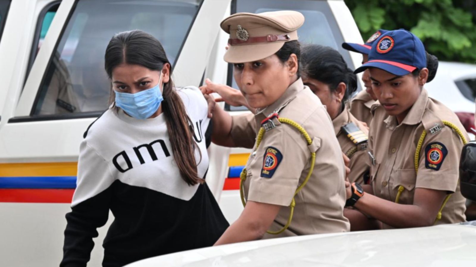 पुणे पुलिस ने 28 जून को सिया को वडगांव मावल अदालत में पेश किया था। इस दौरान सिया करीब 30,000 रुपए का लग्जीरियस टॉप पहने दिखी थी।