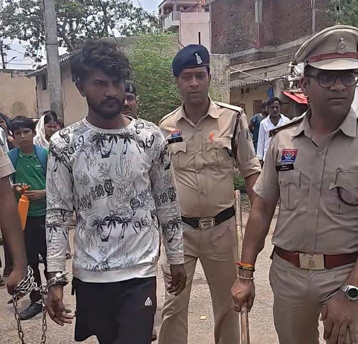 पुलिस आरोपी को सीन रिक्रिएट करने घटनास्थल पर लेकर पहुंची।