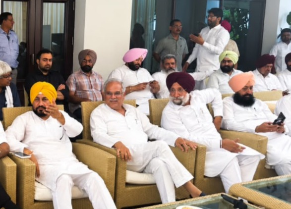 चंडीगढ़ में राणा गुरजीत के घर मीटिंग हुई, इसमें AICC प्रभारी भूपेश बघेल के साथ बैठे चन्नी और रंधावा।
