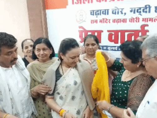 रोहतक में कांग्रेस भवन पहुंचने पर आराधना मिश्रा का स्वागत करते हुए कांग्रेस कार्यकर्ता। - Dainik Bhaskar