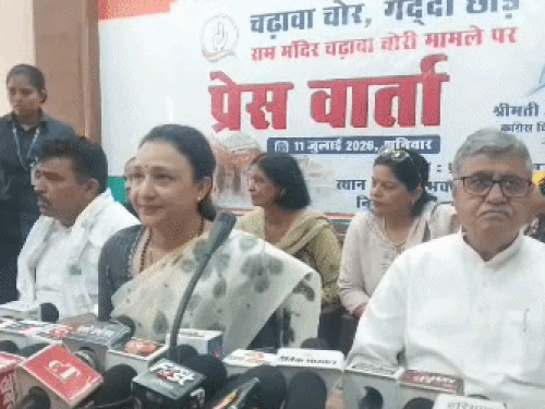 कांग्रेस भवन में पत्रकारों से बातचीत के लिए बैठे हुए कांग्रेस नेता आराधना मिश्रा व विधायक बीबी बतरा।