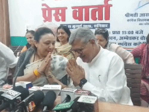 कांग्रेस भवन में पहुंची कांग्रेस नेता आराधना मिश्रा का स्वागत करते विधायक बीबी बतरा।