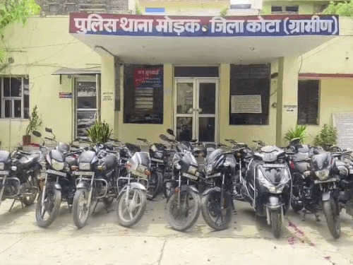 पुलिस ने चोरी की 37 बाइकों को बरामद किया है।