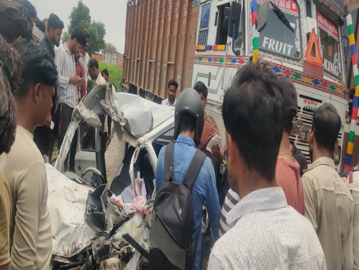 अचानक गाय सामने आने पर अनियंत्रित हुई कार ट्रक से जा भिड़ी।