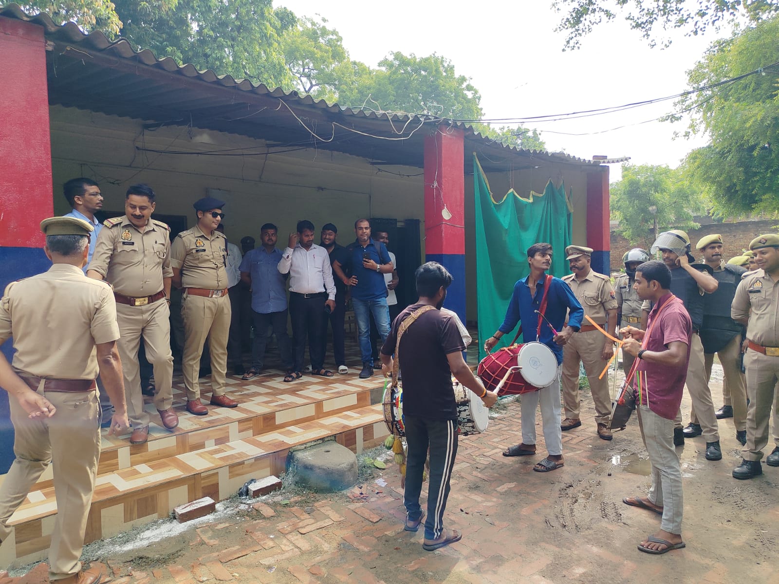 आजमगढ़ में भूमाफिया की 10 करोड़ से अधिक की संपत्ति कुर्क, बजवाई गई डुगडुगी।