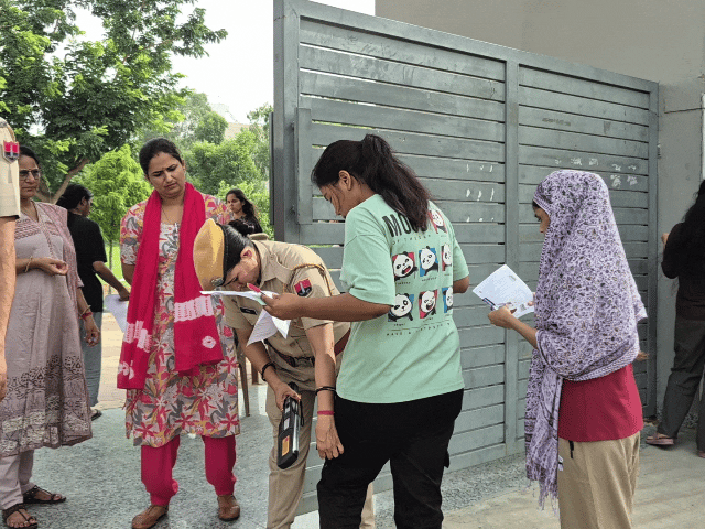 झुंझुनू में सभी केंद्रों के बाहर सभी परीक्षार्थियों की गहनता से जांच की गई।