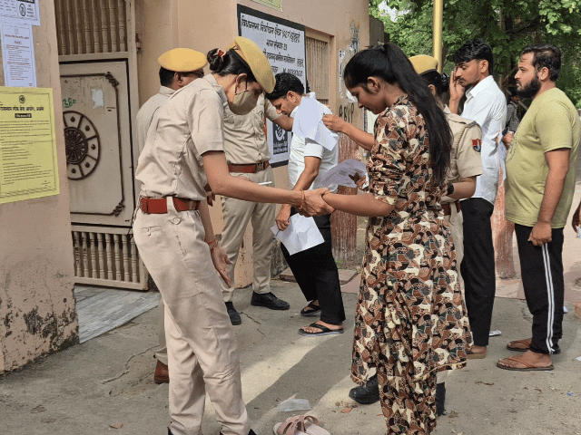 परीक्षार्थियों की चप्पल और हाथ में बंधे कलावा काे भी चेक किया गया।