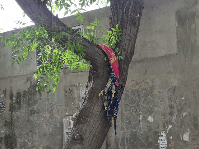 महिला परीक्षार्थियों के एंट्री से पहले सेंटर के बाहर दुपट्टे उतरवाए गए।