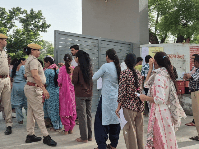 सभी केंद्रों के बाहर सुरक्षा के कड़े इंतजाम किए गए। भारी संख्या में पुलिस कर्मी तैनात रहे।
