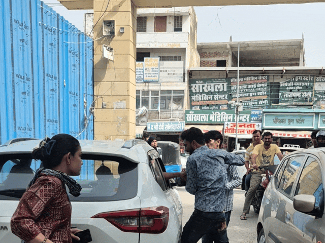 कार में से महिला ने उतरकर मामला शांत करवाने की कोशिश करती है।