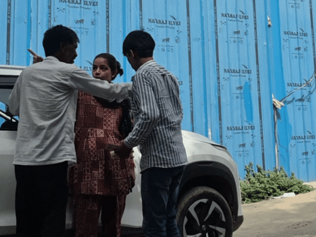 इस बीच महिला और पार्किंग कर्मियों के बीच बहस होती हुई नजर आ रही है।