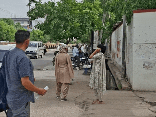 सीकर के एसके कॉलेज सेंटर पर 3 अभ्यर्थी लेट हो गए। ऐसे में उन्हें परीक्षा में एंट्री नहीं मिली।