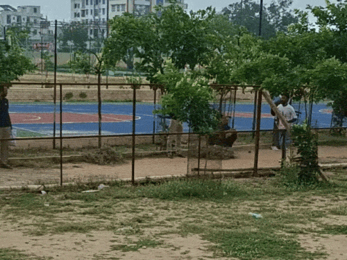 एसके स्कूल सेंटर पर गेट बंद होने से पहले दौड़ते हुए पहुंचा अभ्यर्थी।
