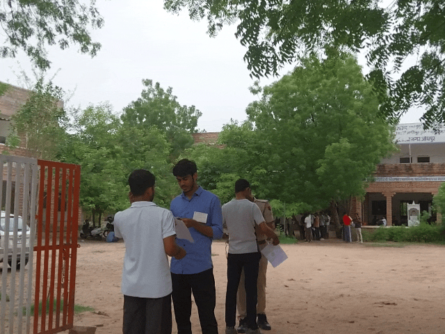 कैंडिडेट्स की मेटल डिटेक्टर से जांच की गई।