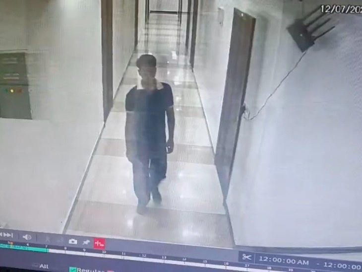 चोरी कर बाहर निकलता चोर।