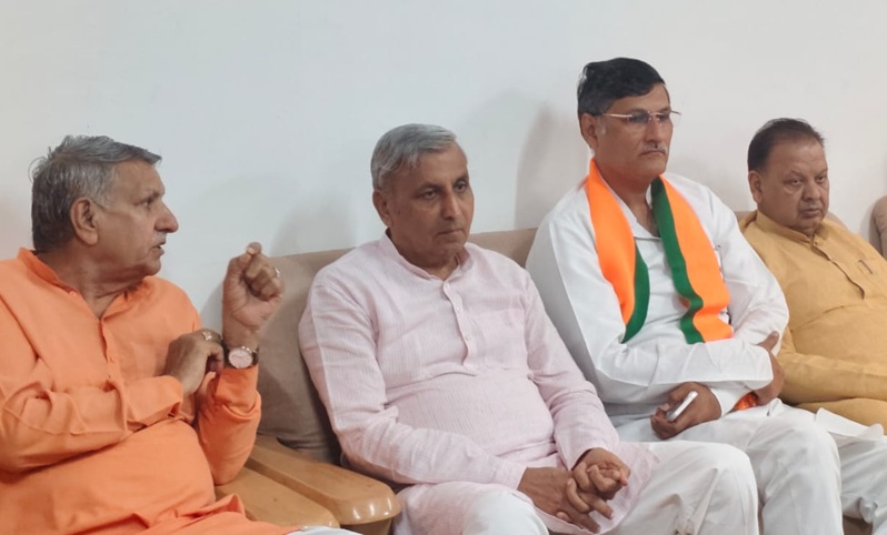 भिवानी के रेस्ट हाउस में पत्रकार वार्ता करते हुए सांसद धर्मबीर सिंह व अन्य नेता।