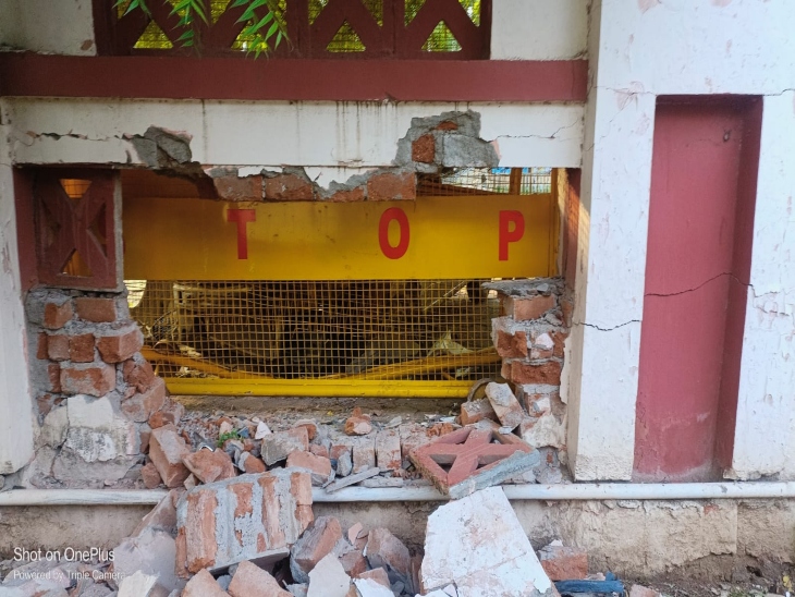 कार की टक्कर से टूटी दीवार