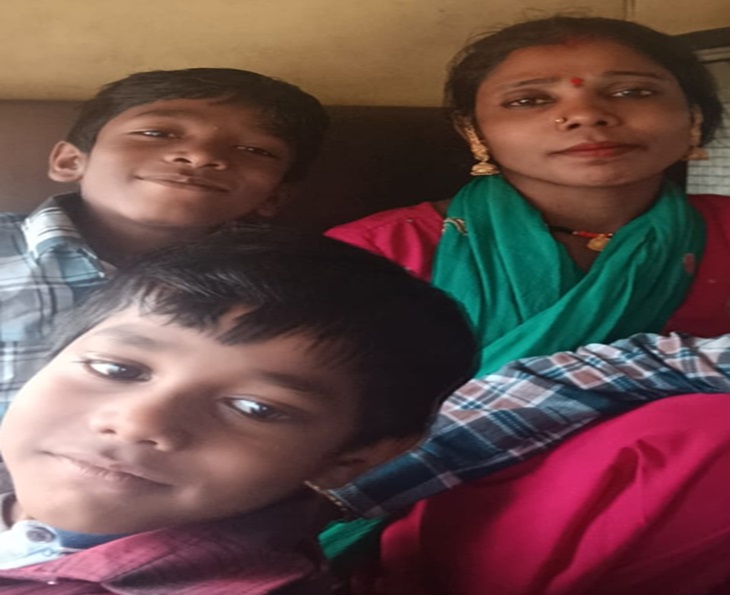 नहर में डूबने वाले बच्चे अपनी मां के साथ।