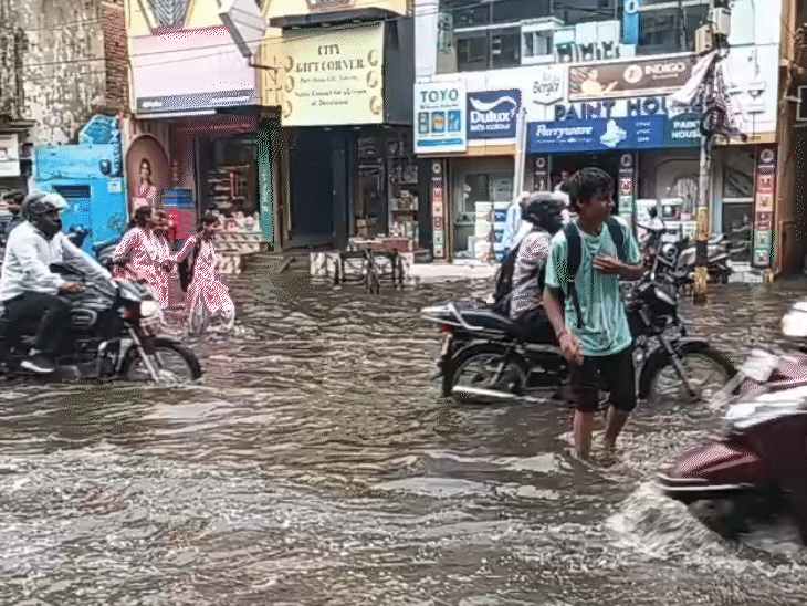 बिहार की राजधानी पटना के चौक थाना क्षेत्र की नई सड़क पर घुटने तक पानी भर गया।