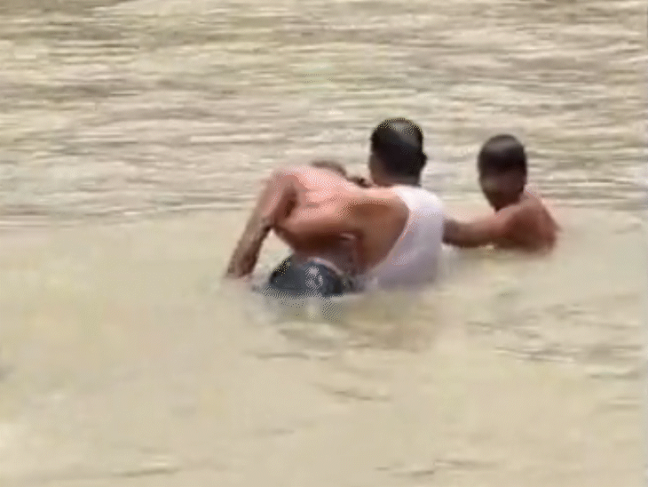 यूपी के मेरठ में भारी बारिश के बाद अंडरपास में 10 फीट पानी भर गया। तांगावाला घोड़े समेत डूब गया।