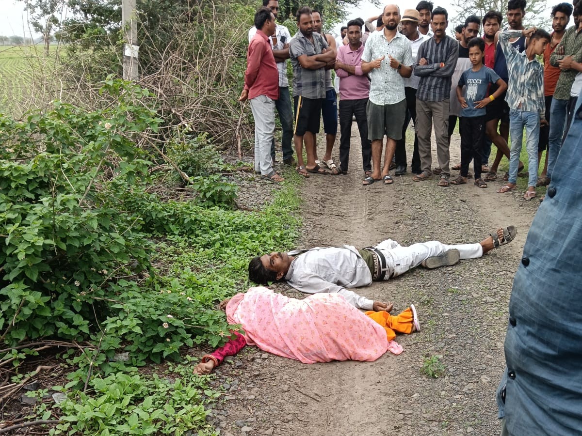 कच्चे मार्ग पर पड़े हुए थे मां-बेटे का शव।