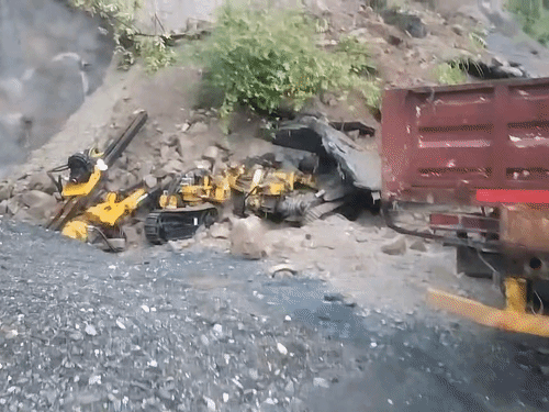 पहाड़ी से आए मलबे में देहरादून में निर्माणाधीन 300 मेगावाट लखवाड़ जलविद्युत परियोजना में लगीं मशीनें और ट्रक दब गए।