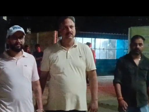 रात में सभी को लेकर अस्पताल पहुंचे परिजन।