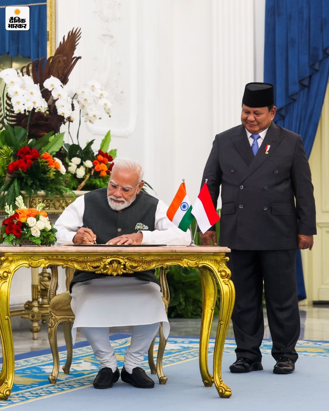 समझौतों पर साइन करते हुए पीएम मोदी, साथ में राष्ट्रपति प्रबोवो हैं।
