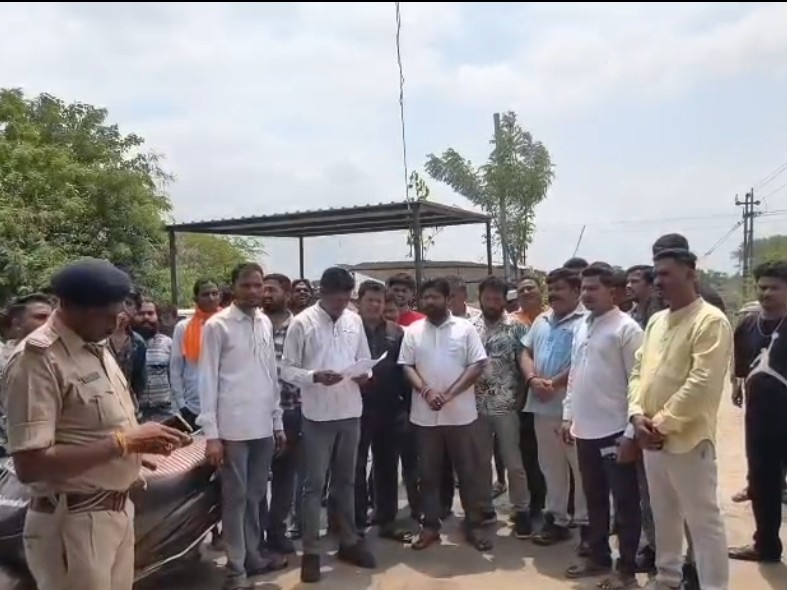 टीआई को ज्ञापन सौंपकर कार्रवाई की मांग की।