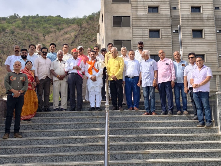 सत्यनारायण श्रीमाली का समाज के प्रतिनिधियों ने साफा पहनाकर अभिनंदन किया।