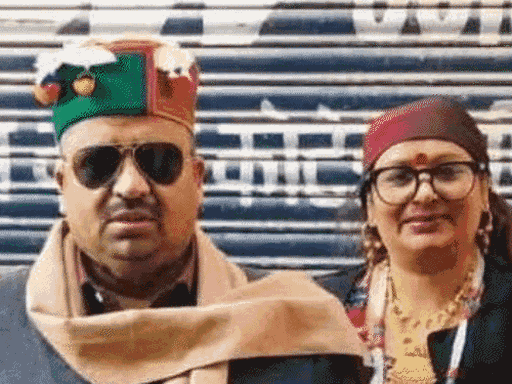 कैशियर जानकी राम और उनकी पत्नी हिना। - फाइल फोटो