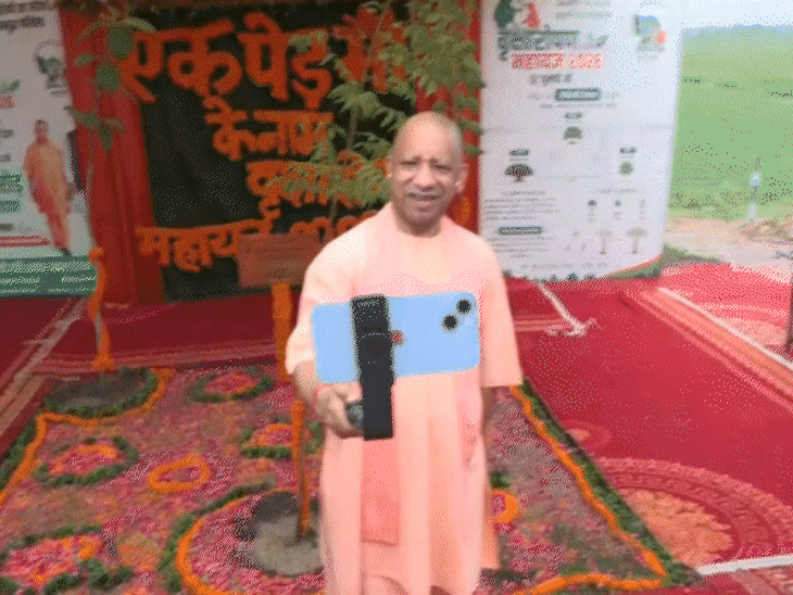 सीएम ने आईफोन से सेल्फी ली। इस दौरान रवि किशन मोबाइल की स्क्रीन देखते रहे। इशारे में उन्होंने बताया कि अब फोटो ठीक आ रही है। इसके बाद सीएम ने तस्वीर क्लिक की।
