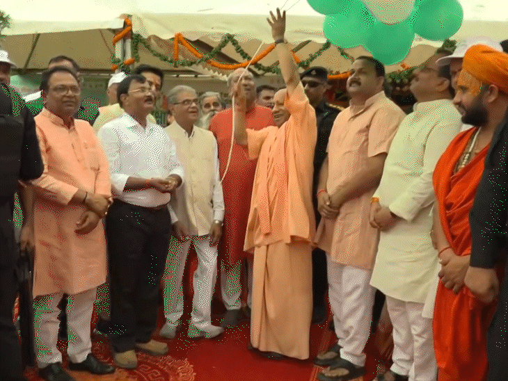 पौधारोपण के बाद सीएम ने आसमान में गुब्बारे छोड़े। इस दौरान मंत्री संजय निषाद भी मौजूद रहे।