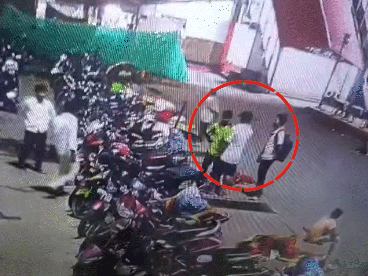 दूसरा कैमरा- टाटा पार्क के पास ग्रीन टी- शर्ट में बंटी है, जिसके साथ कुछ लोग मारपीट कर रहे हैं।