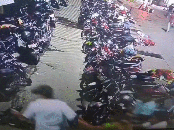 अब बंटी को घसीटकर ये लोग ले जाते दिख रहे हैं। ये तस्वीरें जंक्शन के पास स्थित एक सीसीटीवी में कैद हुई है।