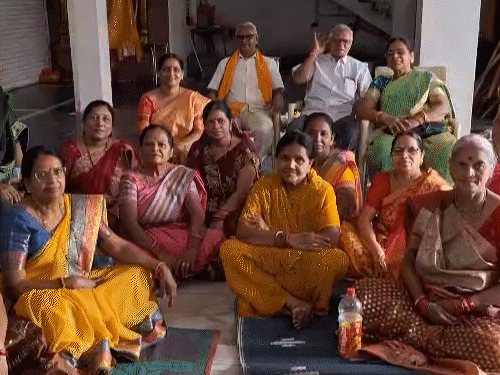 महिला श्रद्धालु ओमकुमारी वर्मा ने इस वारदात के पीछे महिला गैंग का हाथ होना बताया है।