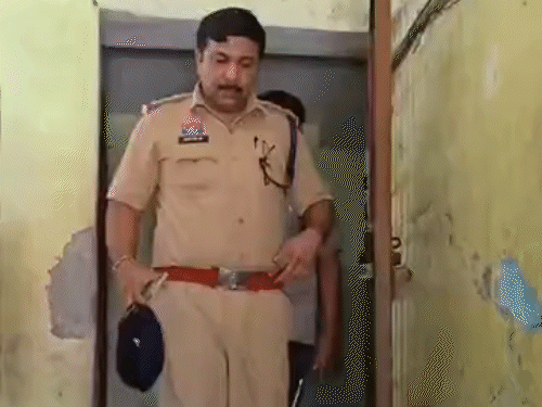पुलिस ने आरोपी को प्रोडक्शन वारंट पर जेल से बाहर लाकर घटनास्थल का निरीक्षण भी कराया।